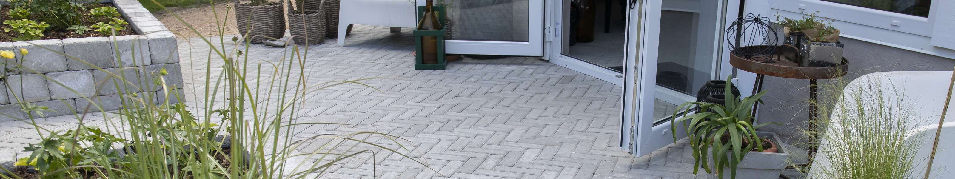 Markstensyta lagd i fiskbensmönster, odlingslådor i mursten Labyrint maxi. 