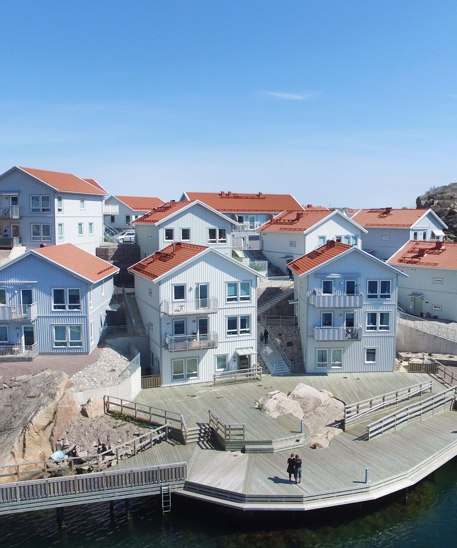 Flera hus med lertegel på taket och taksäkerhetssystemet Safe.