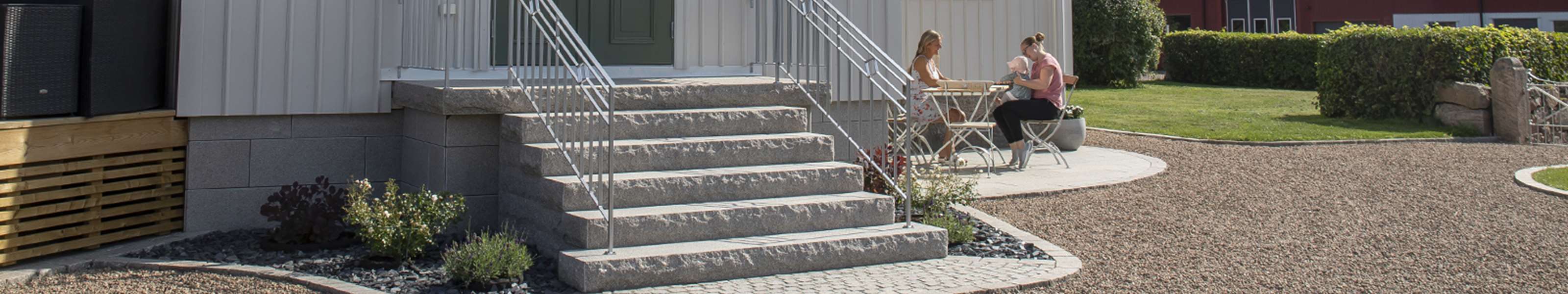 Lantlig villa med trädgård med produkter i äkta svensk Bohusgranit.