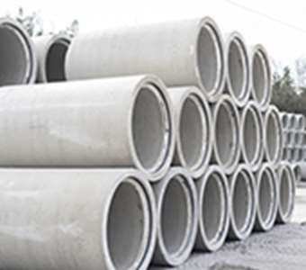 Bender Betongrör staplade på en lagergård.