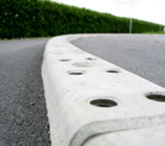 Bender Spikma Mittstöd avgränsar trafikmiljö.