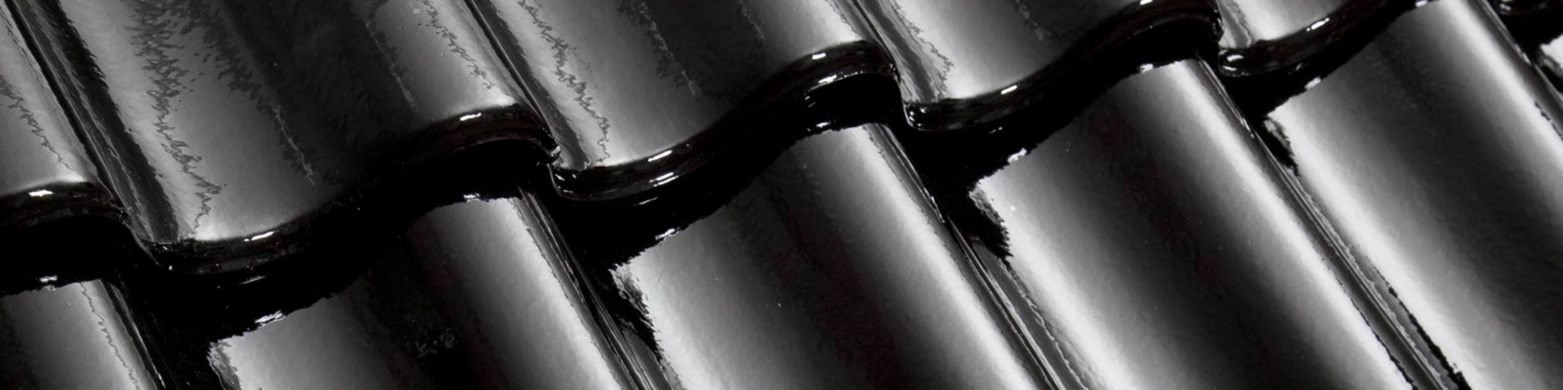 Närbild på glaserad takyta med takpannor med Lertegel.