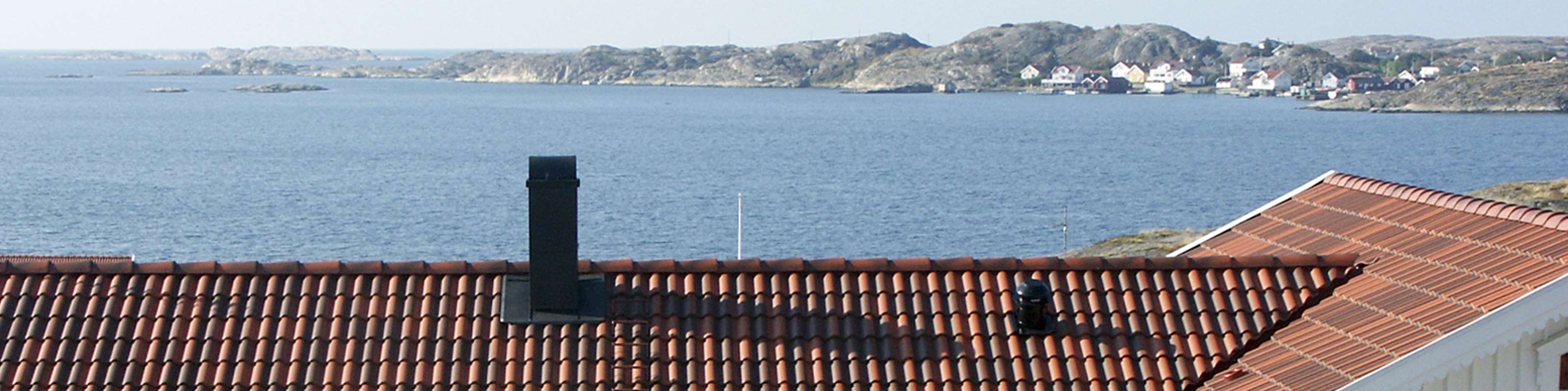 Ett tak i ovankant med hav och klippor i bakgrunden.