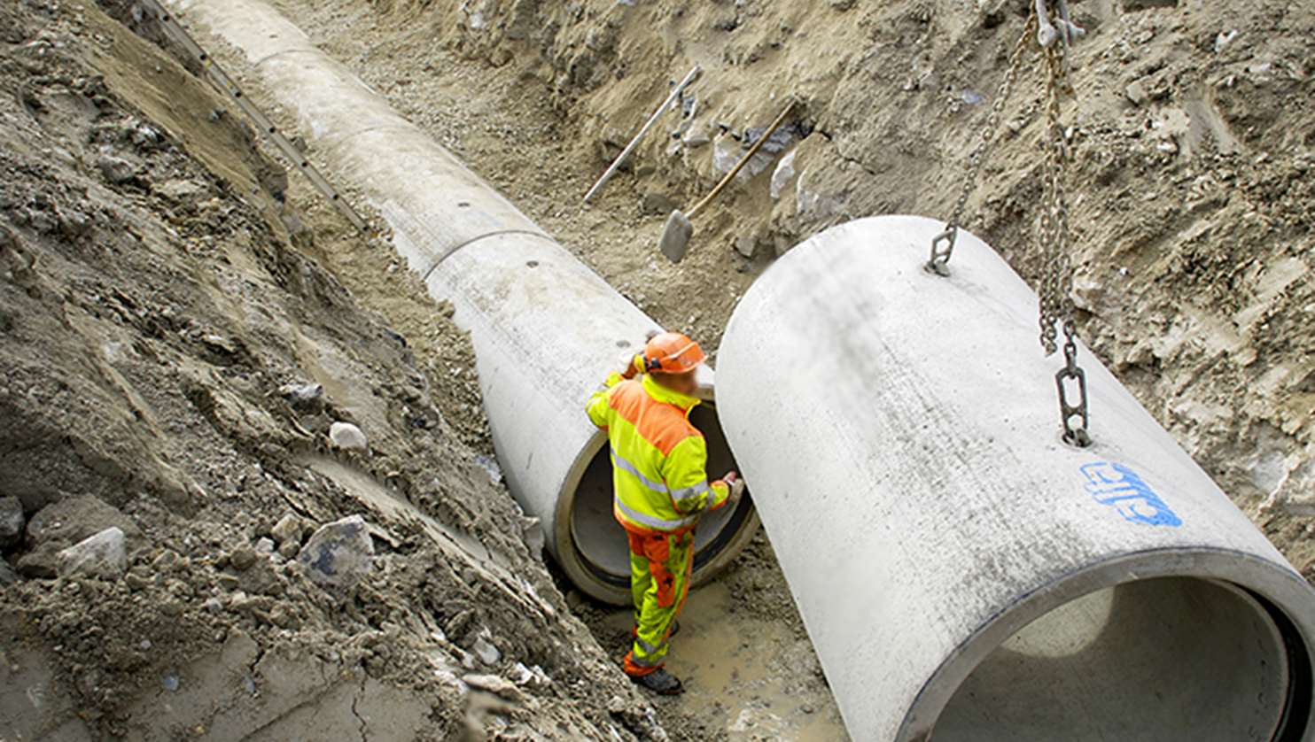 En man monterar VA-rör.