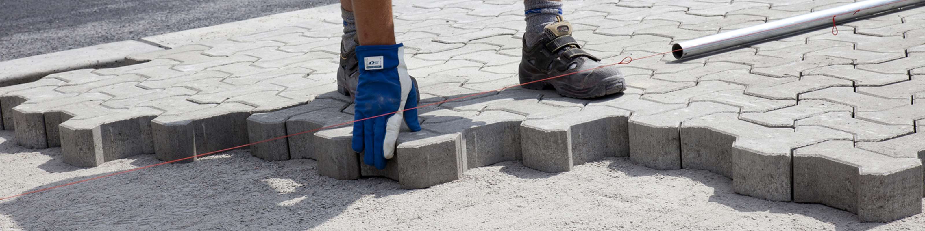 Läggning av marksten.