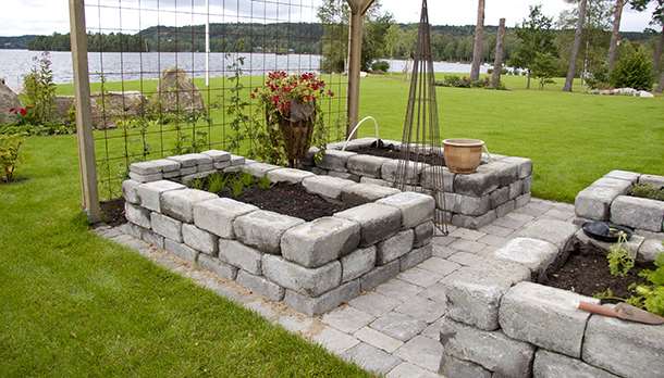 Odlingslådor byggda av murstenen Labyrint Maxi. 