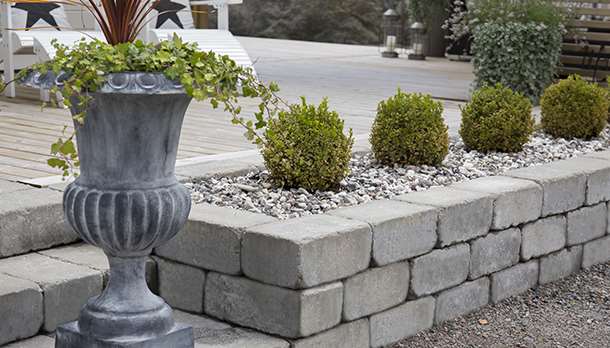 En dubbelmur byggd av Labyrint Maxi men plantering mellan murarna.