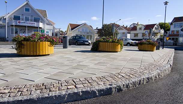 En stadsmiljö som visar ett litet torg med plattor från Benders som kombinerats med Bender Bohusgranit som kantsten och smågatsten.