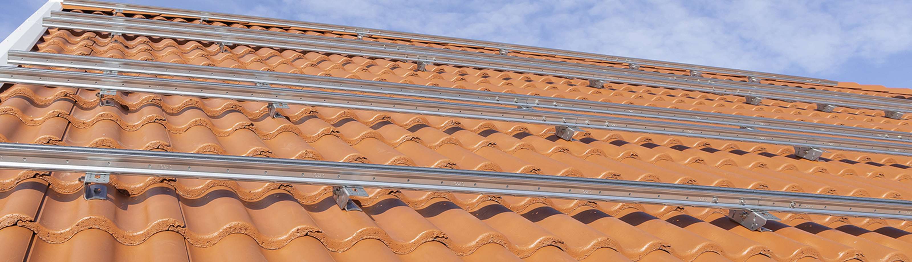 Ett tegelrätt tak med Solar montagesystem för solpaneler.