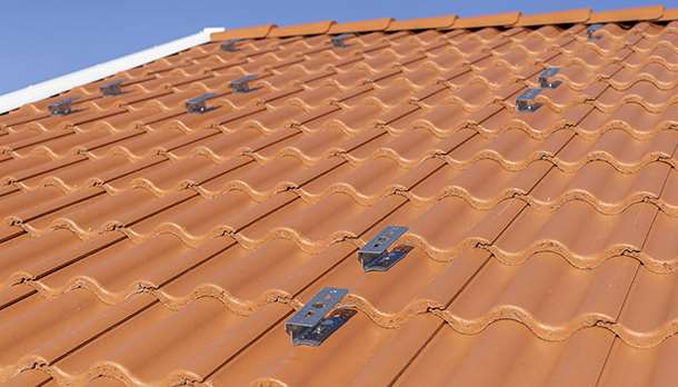 Tegelrött tak med takpannor ab Betong med infästning från Solar för solpaneler.