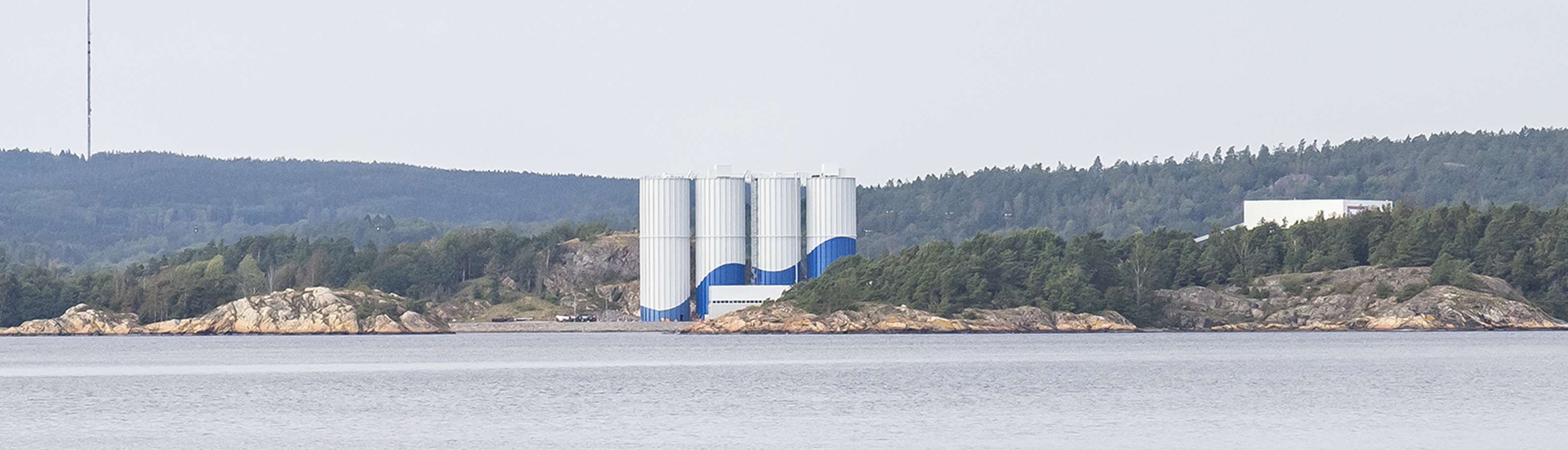 Fyra stycken silos vid Benders fabrik i Uddevalla.