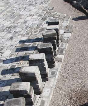 Markstenen Labyrint under läggning.