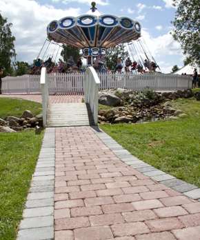 Benders marksten Bender Labyrint Antik leder fram till slänggungorna på Skara Sommarland.