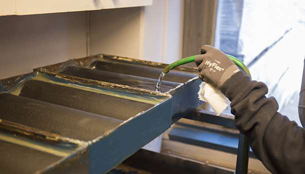 Takpannor ligger i en form och fylls med vatten ovanifrån för att kontrollera dess vattentäthet.