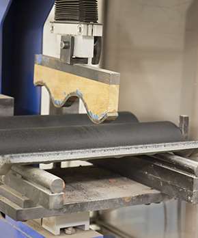 Takpanna som ska testas av tryck för att kontrollera dess hållfasthet.